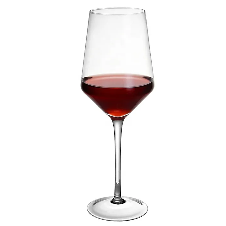 Copa de cristal transparente llena de vino tinto