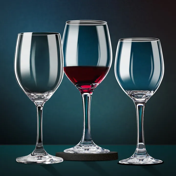 Colección de copas de cristal con borde inclinado y diseño de copa moldeada