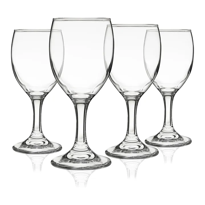 Juego de copas de vino transparentes con una copa de vino tinto