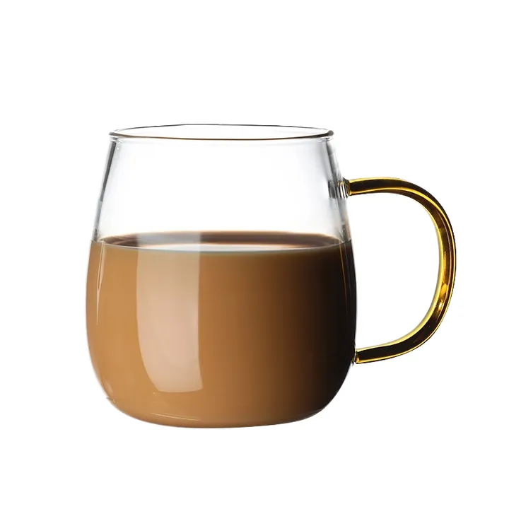Tasse à café en verre transparent avec une anse couleur or ambré