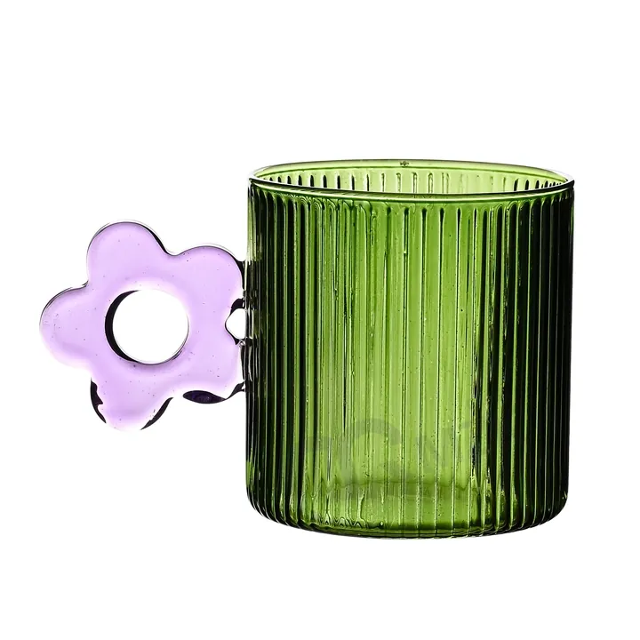 Tasse en verre vert nervuré avec une anse en forme de fleur violette