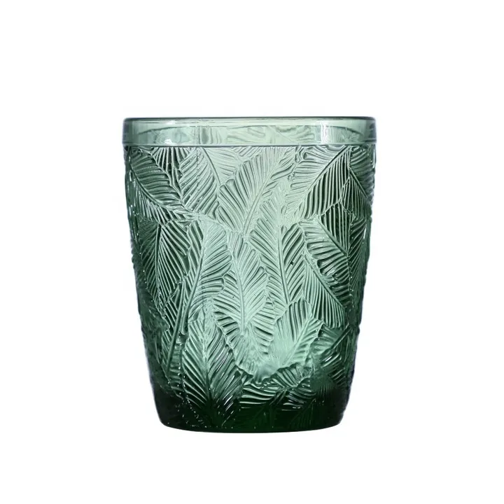 Verre à pied vert foncé gaufré avec un motif de feuilles