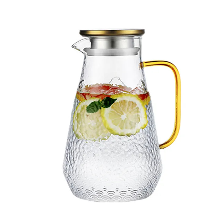 Pichet en verre martelé avec une anse dorée