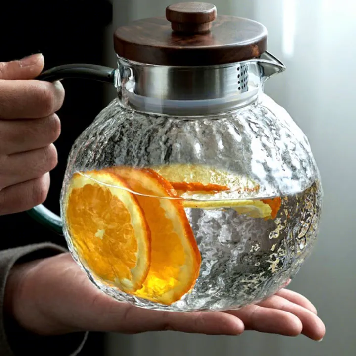 Runder Wasserkrug aus gehämmertem Glas mit Holzdeckel
