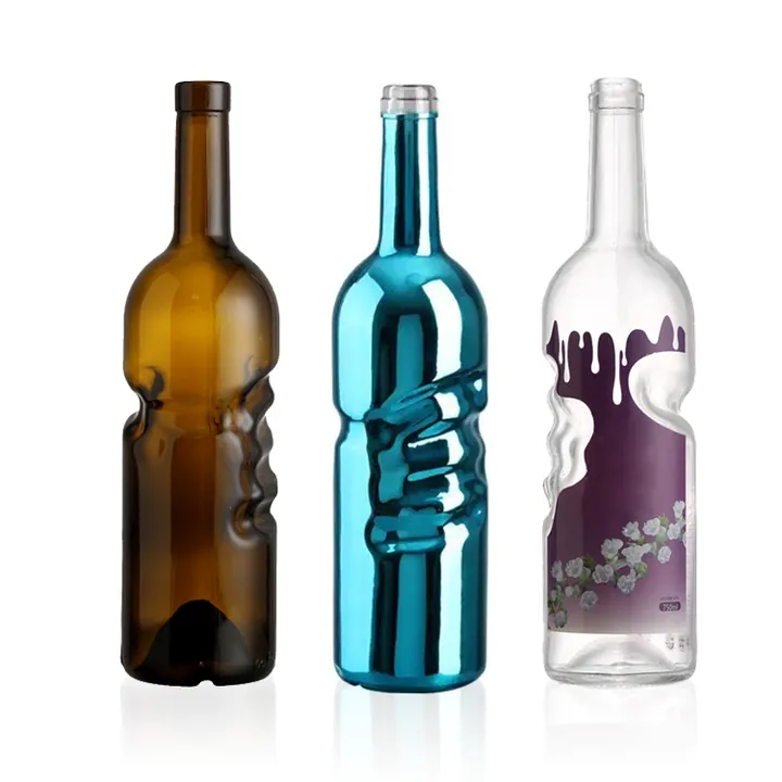 Trois bouteilles de vin de spécialité dotées de poignées design