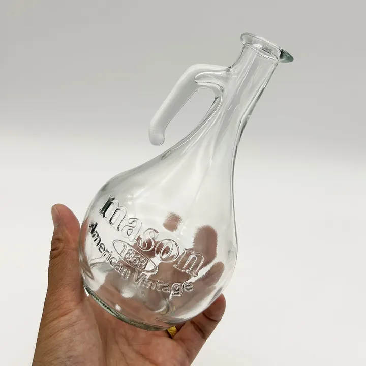 Bouteille foncée avec un motif décoratif en relief sur la surface
