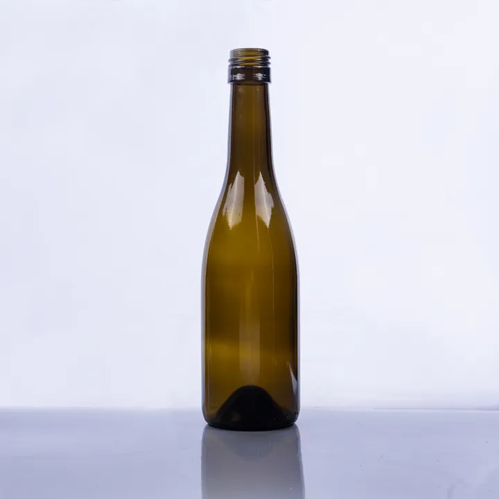 Botella de vino de cuello largo de color ámbar, vista de frente