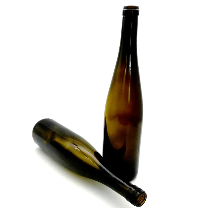 Dos botellas de vino de cuello largo de color ámbar, una en posición vertical y otra tumbada