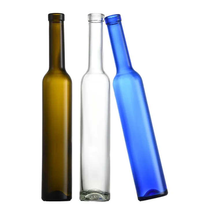 Tres botellas de vino esbeltas en tonos ámbar, transparente y azul