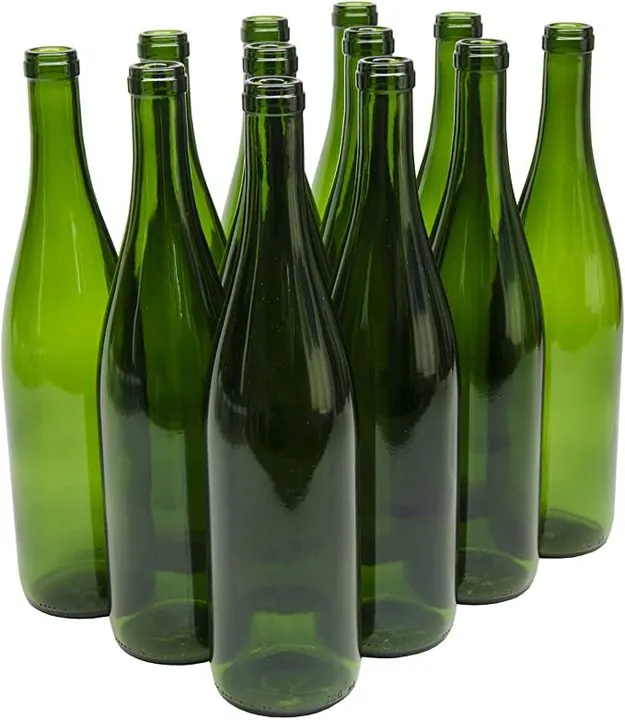 Varias botellas de vino Hock de cuello largo y color verde expuestas juntas