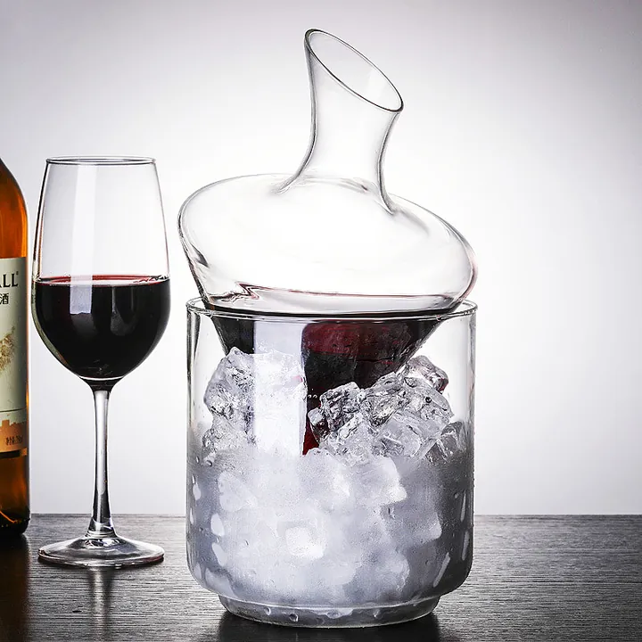 Eine schräg stehende, durchsichtige Karaffe in einem mit Eis gefüllten Eiskübel aus Glas