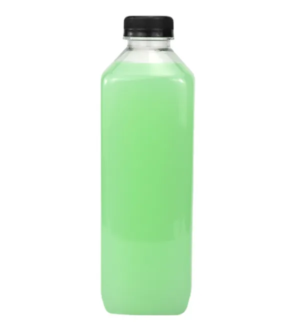 Quadratische, durchsichtige Plastik-Saftflasche mit schwarzem Verschluss und grünem Getränk