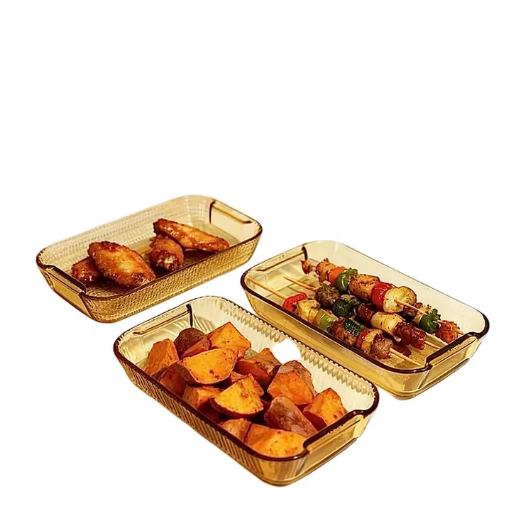 Trois plats de cuisson rectangulaires en verre ambré remplis de différents aliments