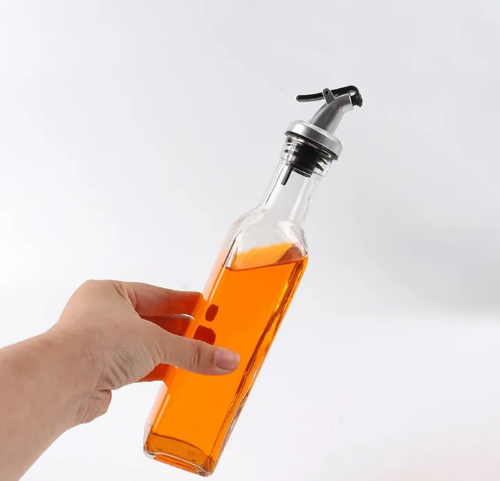 Bouteille d'huile carrée en verre avec bec verseur en métal