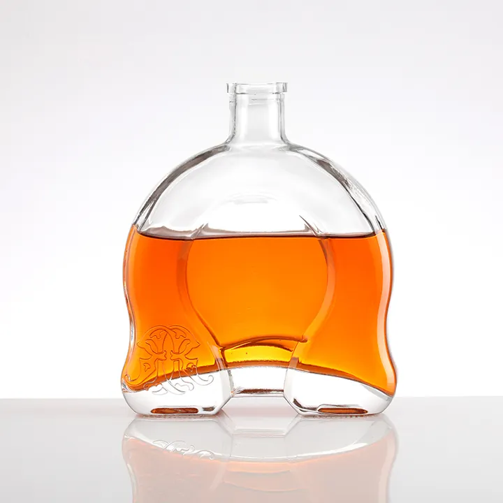 Botella de licor redonda de cristal con un diseño de base hueca arqueada
