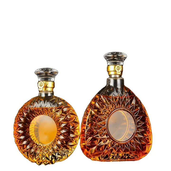Deux bouteilles à alcool en verre taillé de formes différentes