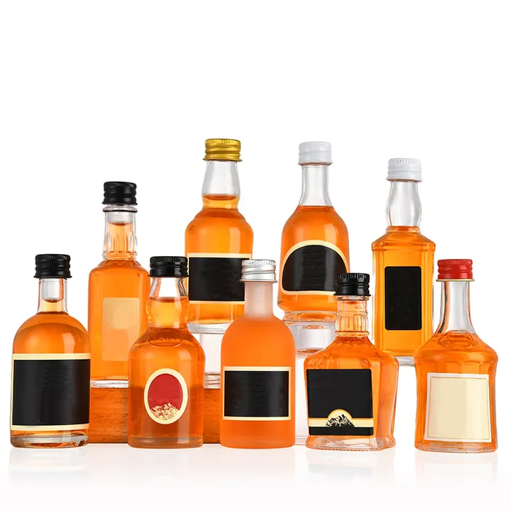 Collection de bouteilles d'alcool présentant des bouchons, des étiquettes et des formes variés
