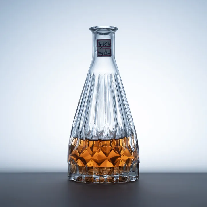 Botella de licor de cristal cónica de cuello largo con superficie acanalada
