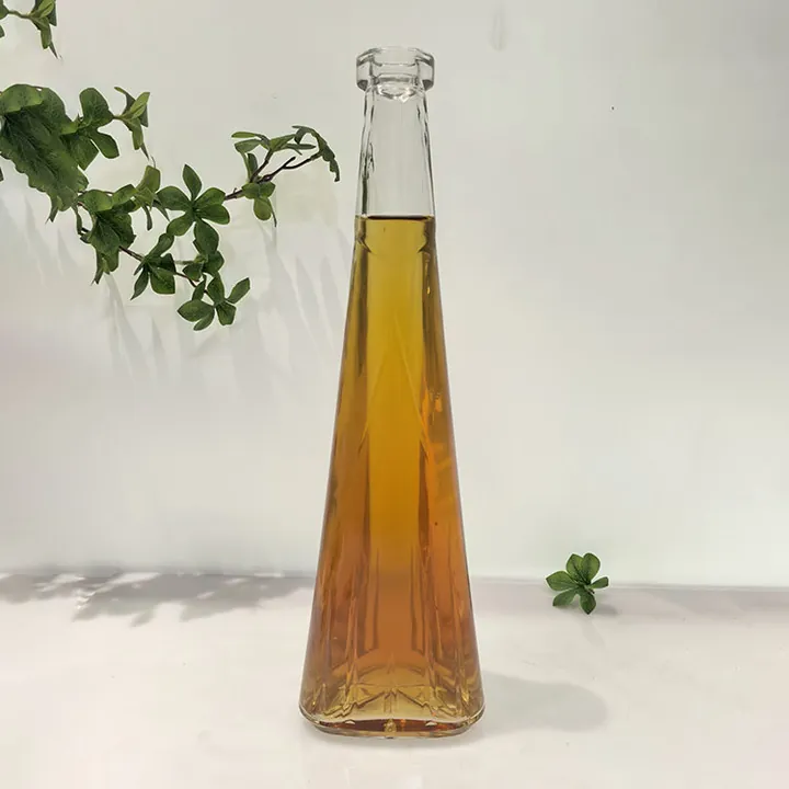 Botella de licor de cristal transparente, alta, esbelta y de forma cónica
