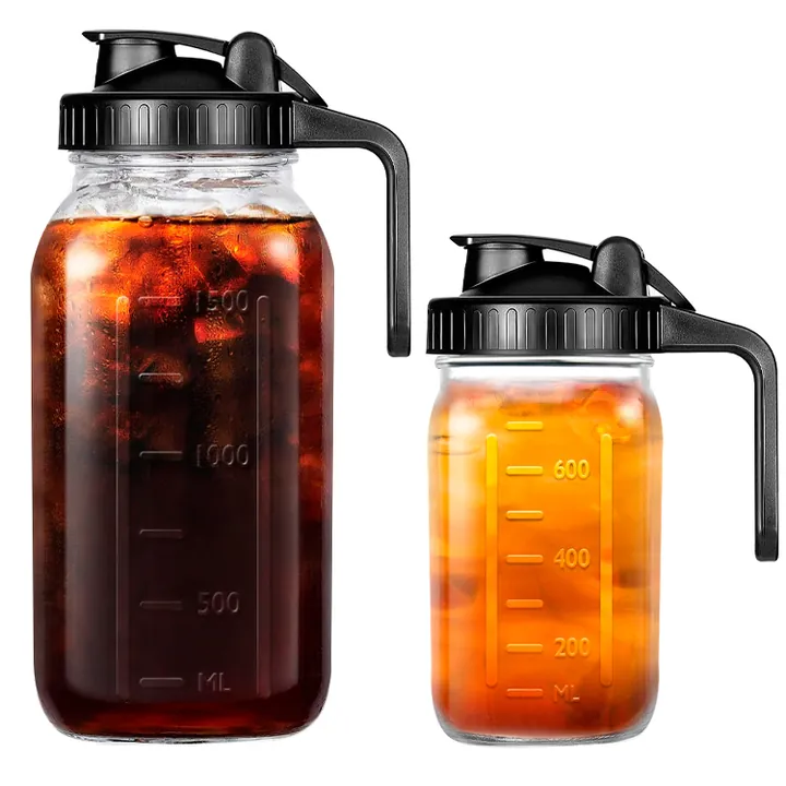 Zwei Wasserkaraffen aus Glas mit Maßskala in verschiedenen Größen