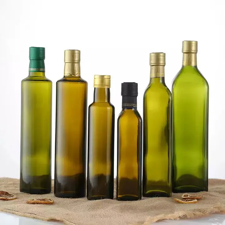 Масляные бутылки из зеленого стекла различной высоты и формы