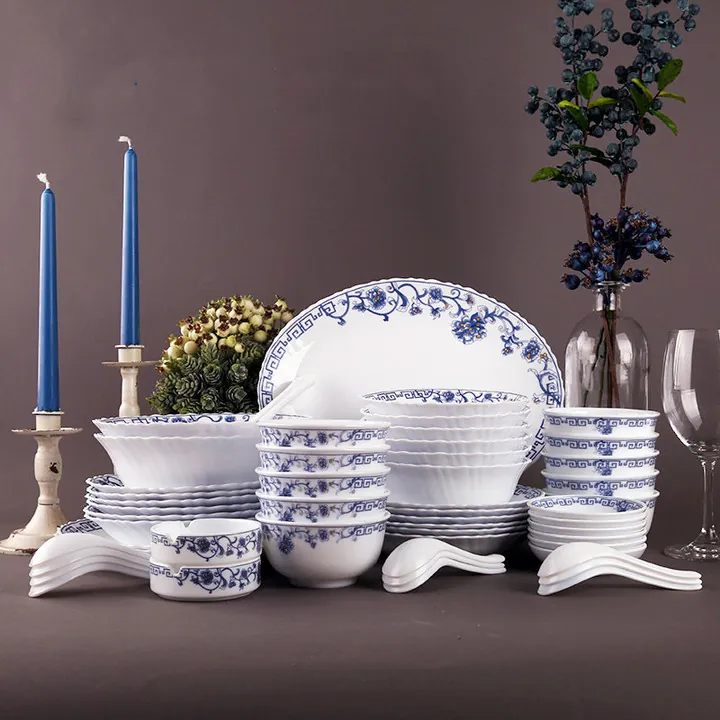 Collection de vaisselle « Opale bleue à motifs floraux » comprenant des assiettes, des bols, des tasses et des plats de service
