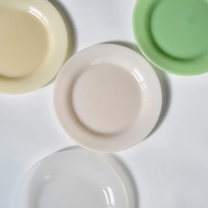 Assiettes en verre opale blanc, rose, jaune et vert