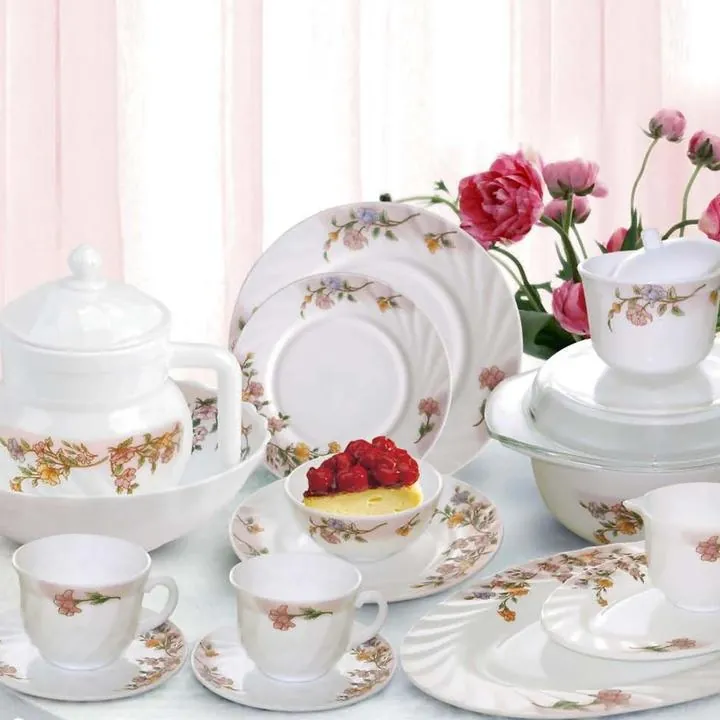 Collection de vaisselle et de tasses à thé « Floral Opal » sur une table dressée en rose