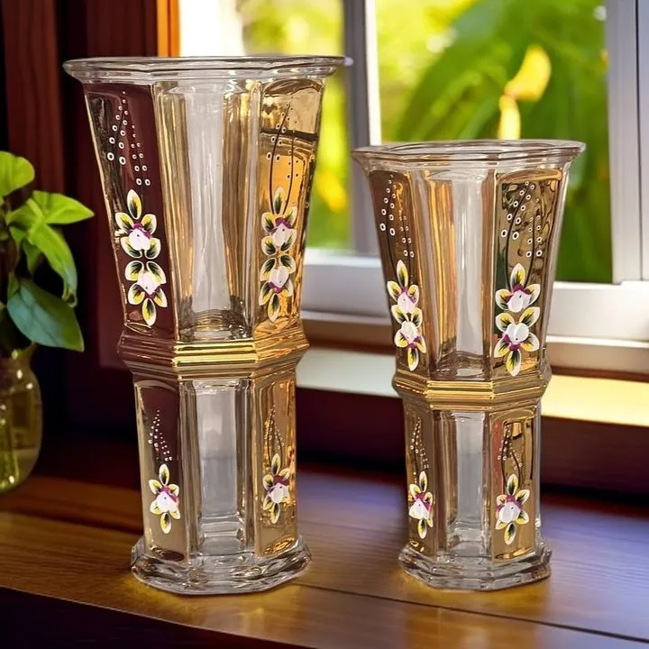 Dekorative Glasvasen mit handgemalten Blumenmustern und goldenen Verzierungen
