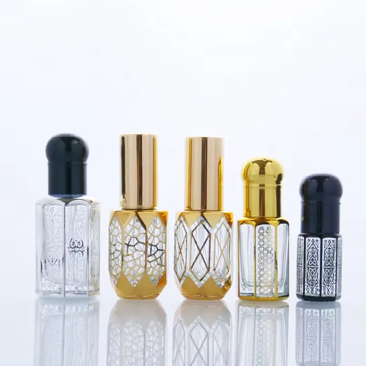 Flacons de parfum transparents ornés de motifs géométriques et décoratifs noirs et dorés