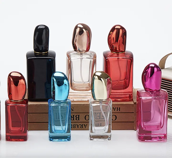 Surtido de frascos de perfume cuadrados con acabados de colores y tapones a juego