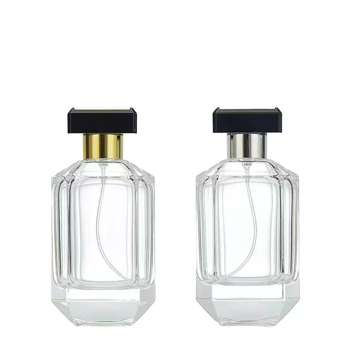 Dos frascos de perfume cuadrados con facetas y tapones negros