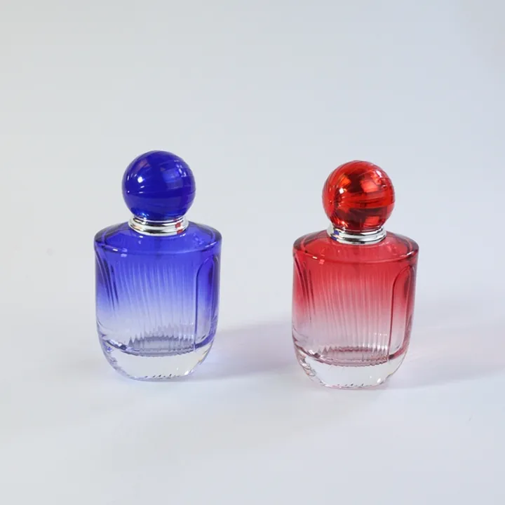 Frascos de perfume redondos con degradado azul y rojo y tapones a juego