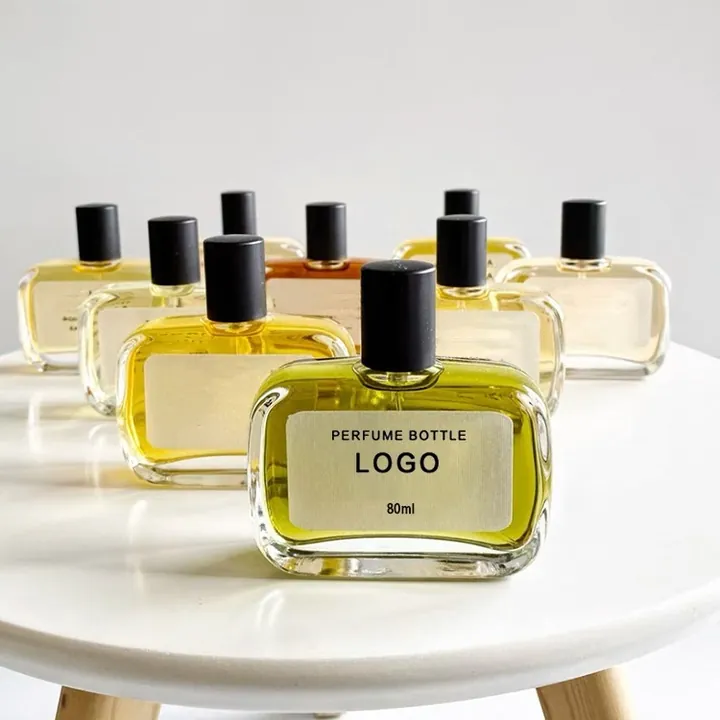 Frascos de perfume cuadrados y planos con etiquetas con logotipo personalizado en la parte delantera