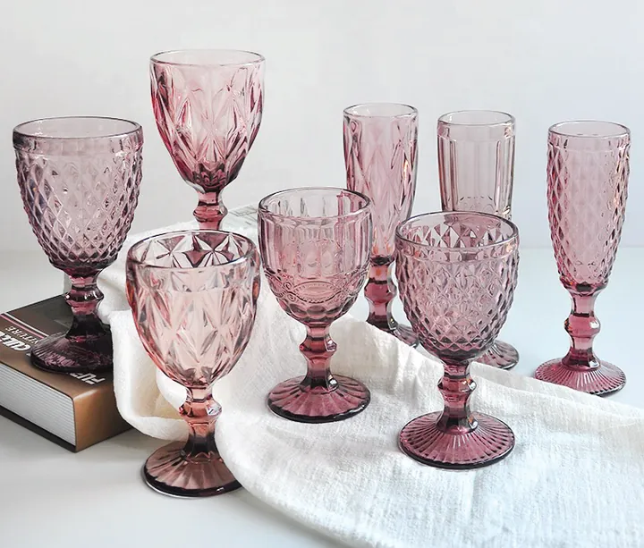 Collection de verrerie rose comprenant plusieurs modèles de verres à pied
