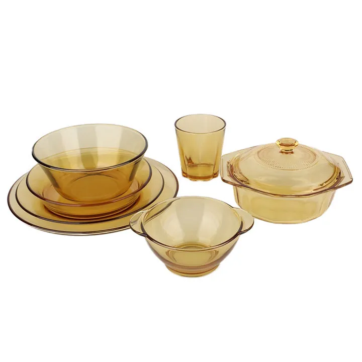 Service de table en verre ambré comprenant des assiettes, des bols, des tasses et des plats avec couvercle