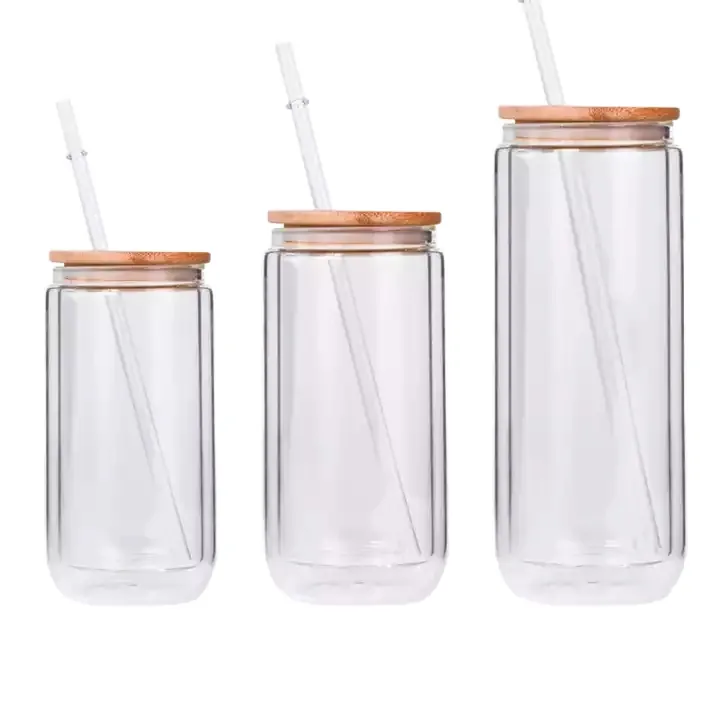 Trois verres à pied en verre transparent avec couvercles en bois et pailles en verre
