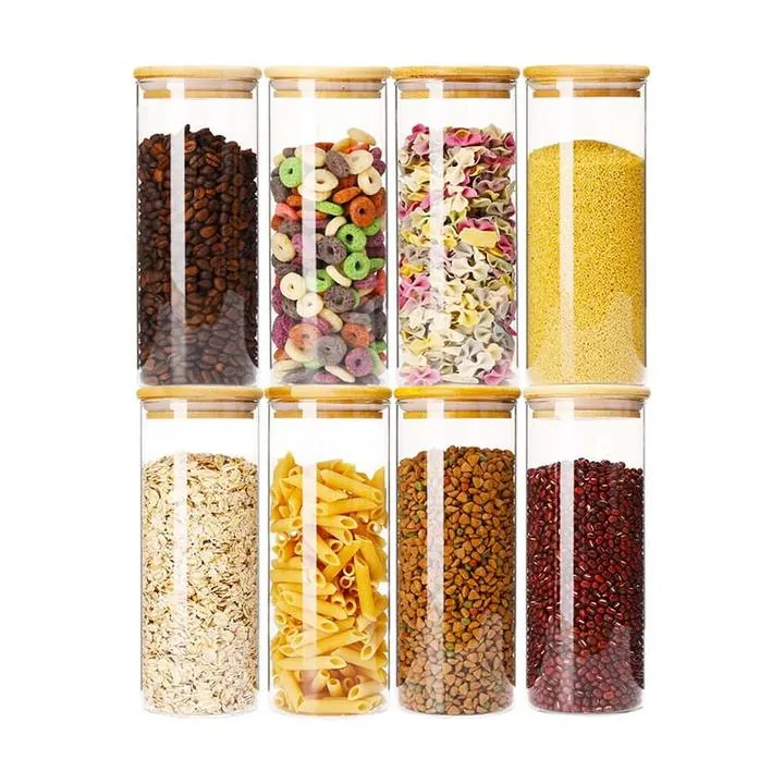 Bocaux en verre remplis de grains de café et de céréales