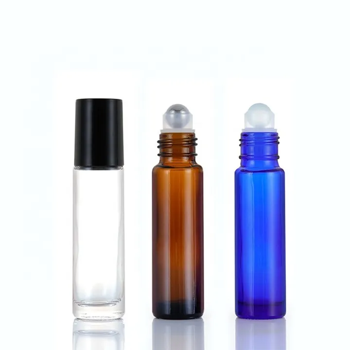 Roll-on-Flaschen aus klarem, bernsteinfarbenem und blauem Glas, gemeinsam ausgestellt