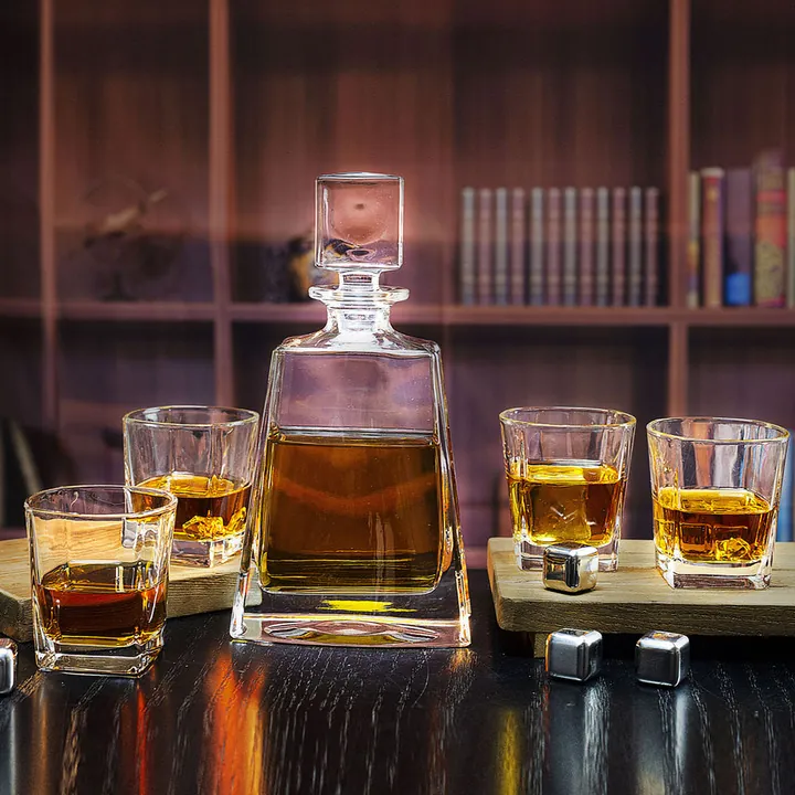 Quadratische Whiskykaraffe mit vier passenden quadratischen Gläsern