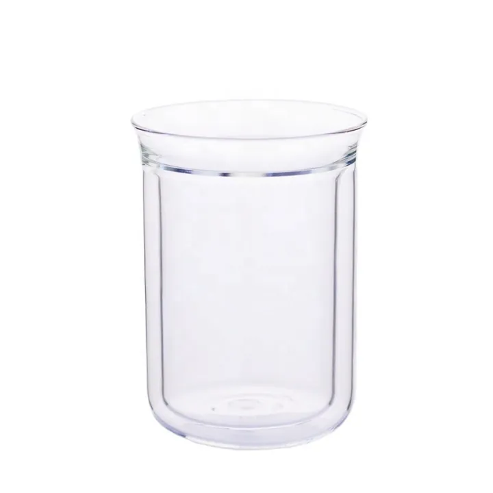 Verre droit transparent à double paroi sur fond blanc