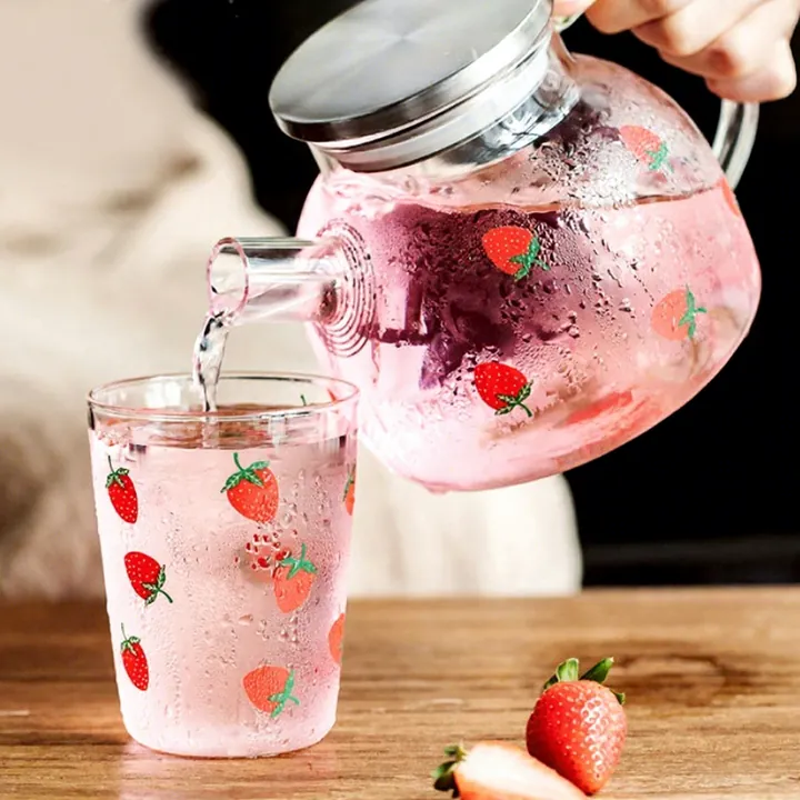 Glas-Wasserkaraffe und passende Becher mit Erdbeer-Motiv