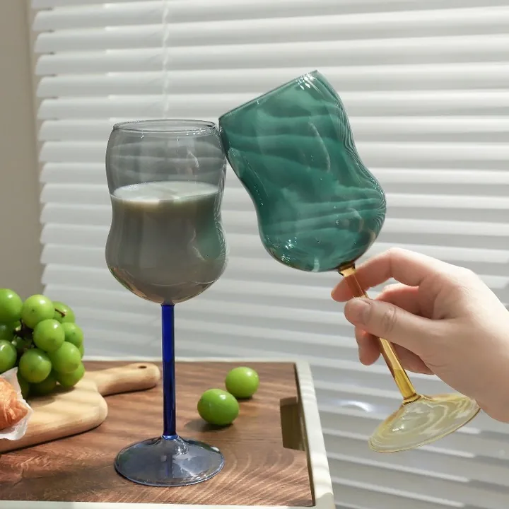 Deux verres à vin bicolores à côtes dans une scène de table