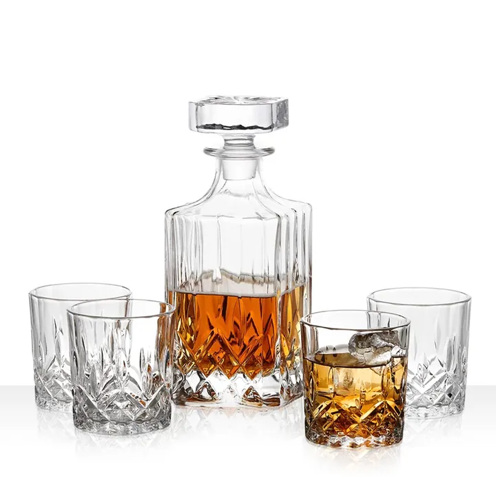 Decantador de whisky de cristal tallado con cuatro vasos a juego