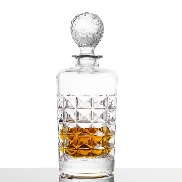 Decantador de whisky transparente con diseño de corte de diamante y tapón de cristal