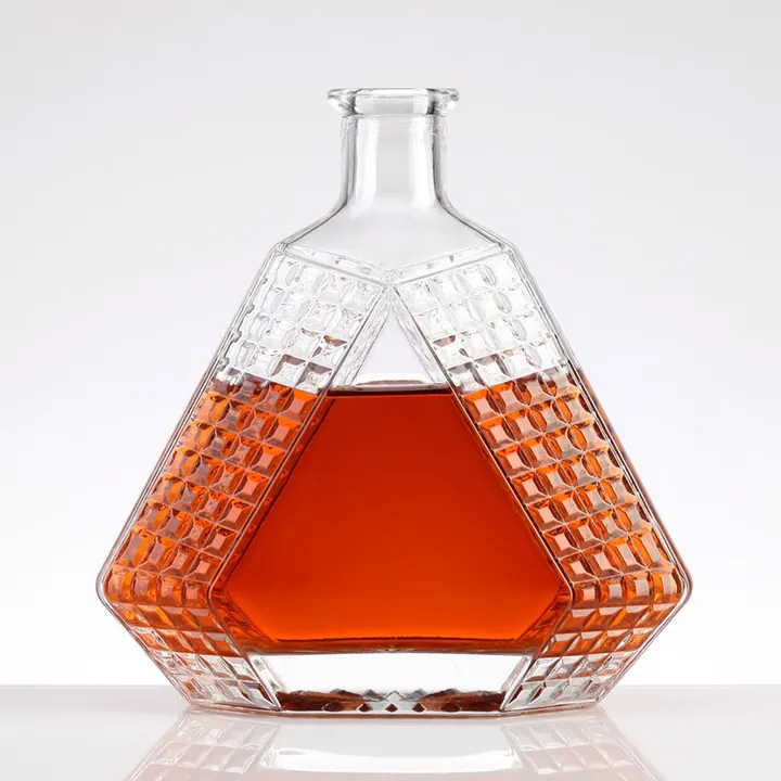 Botella de whisky de cristal transparente con forma de pirámide
