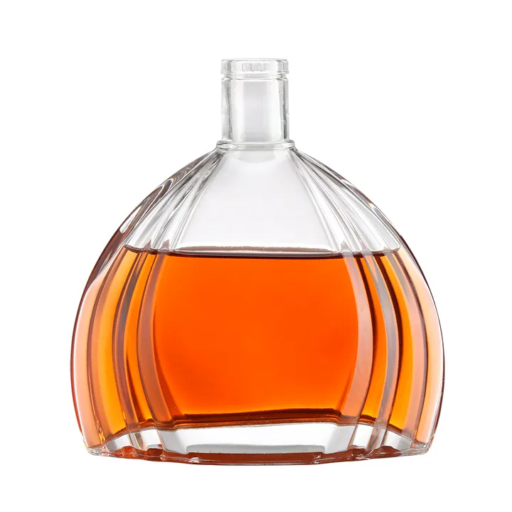 Botella de whisky de cristal con superficie estriada y forma abovedada