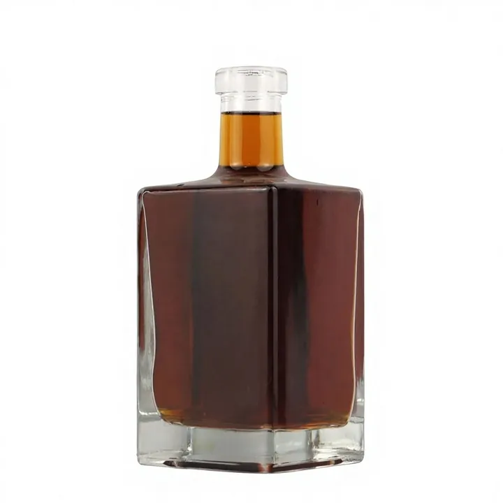 Botella de whisky cuadrada y transparente con fondo grueso