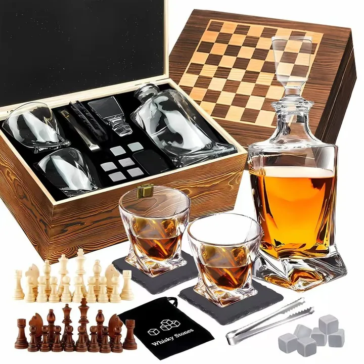 Coffret cadeau contenant un échiquier en bois, une carafe, des verres et des pièces d'échecs