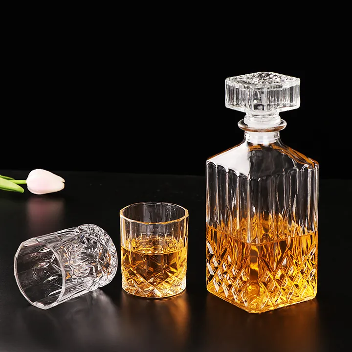 Carafe à whisky et verres à whisky taillés en diamant sur fond noir
